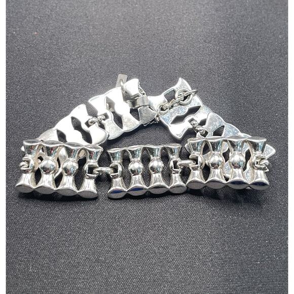 Vintage Monet Interconnected Link Bracelet Silver Tone with Safety Chain Signed - Picture 4 of 4